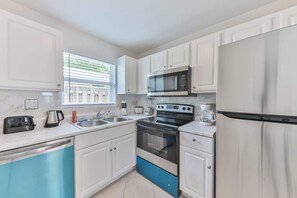 Kylskåp, mikrovågsugn, ugn och spishäll