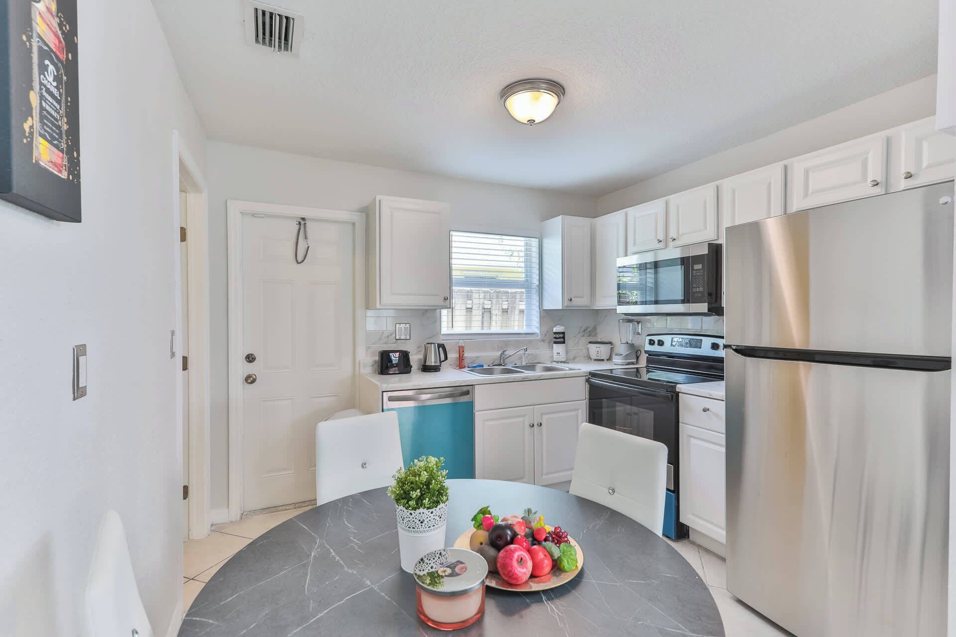 Refrigerador, microondas, horno, placa de cocina