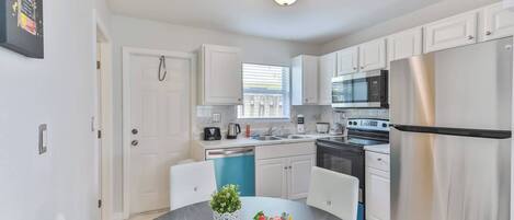 Refrigerador, microondas, horno, placa de cocina