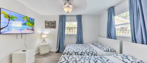 3 habitaciones, escritorio y tabla de planchar con plancha