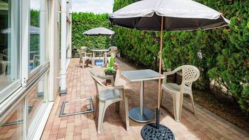 Daily buffet breakfast (JPY 1100 per person)