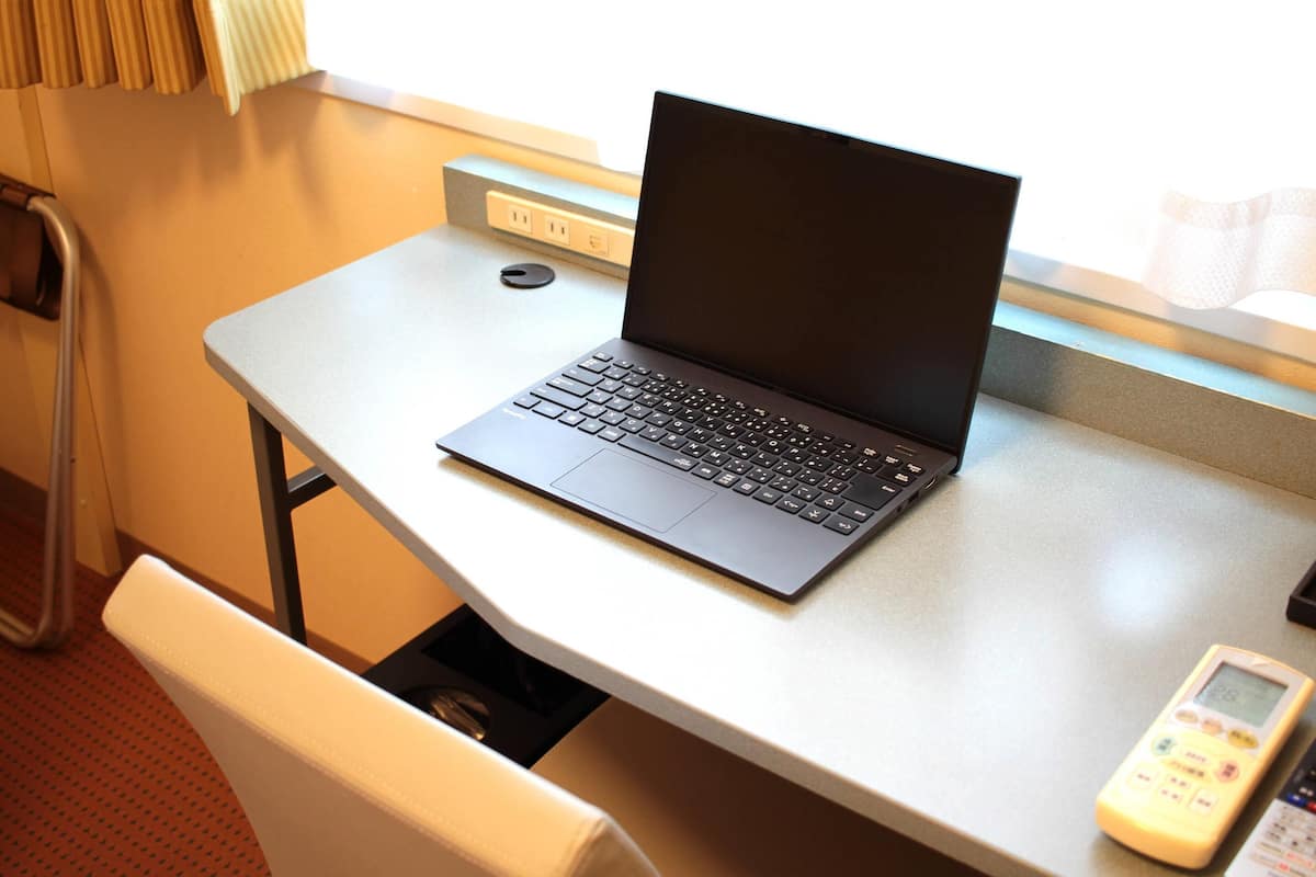 Quarto standard, várias camas, para não fumantes | Escrivaninha, espaço de trabalho para notebook, cortinas blackout