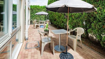 Daily buffet breakfast (JPY 1100 per person)