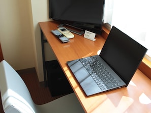 Quarto standard, 1 cama de casal, para não fumantes | Escrivaninha, espaço de trabalho para notebook, cortinas blackout