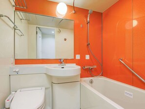Duschwanne, kostenlose Toilettenartikel, Haartrockner, Hausschuhe