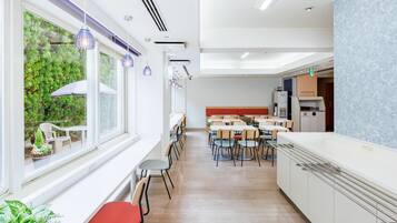 Colazione a buffet, servita tutte le mattine (1100 JPY a persona)