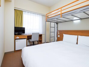 Quarto standard, várias camas, para não fumantes | Escrivaninha, espaço de trabalho para notebook, cortinas blackout