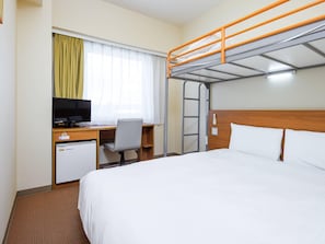 Quarto standard, várias camas, para não fumantes | Escrivaninha, espaço de trabalho para notebook, cortinas blackout