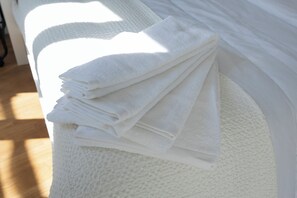 1 bedroom, bed sheets - Grandma's apartments (Porto)