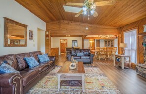 Fernseher, Kamin, Tischfußball