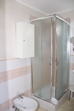 Douche, sèche-cheveux, bidet, serviettes fournies