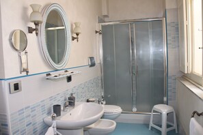 Dusche, Haartrockner, Bidet, Handtücher