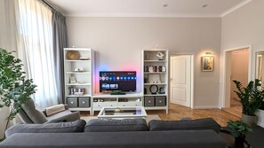Smart-tv en een computerscherm