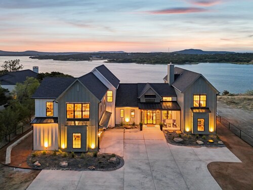 Cliff Haven 2.0: 6-7 Bdrm/ 6 Bath w/ pool/hot tub, and game garage