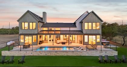 Cliff Haven 2.0: 6-7 Bdrm/ 6 Bath w/ pool/hot tub, and game garage