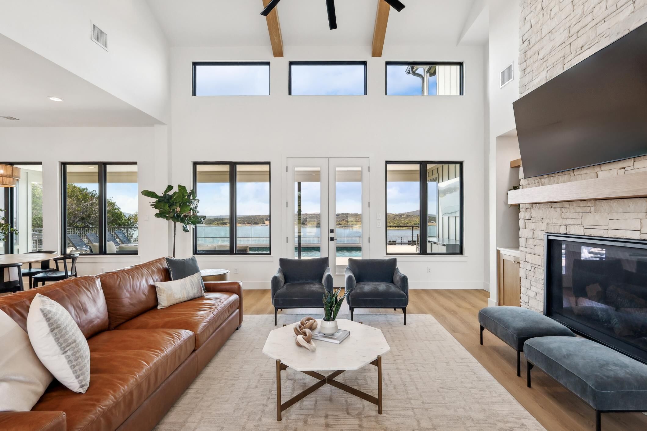 Smart TV, fireplace