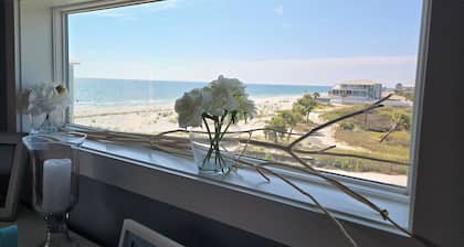 Ocean Front!~Steps from Private Beach~Jacuzzi~Arcade games~Elevator!