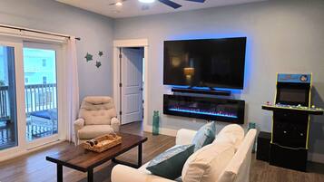 Smart TV, chimenea, videojuegos y futbolito