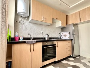 冷蔵庫、電子レンジ、オーブン、コンロ