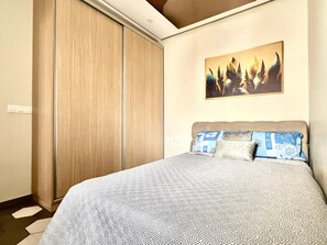 1 室のベッドルーム、セーフティボックス (室内)、デスク、アイロン / アイロン台