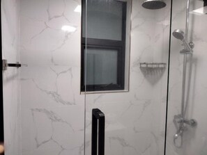 Sèche-cheveux, serviettes fournies, savon, papier toilette