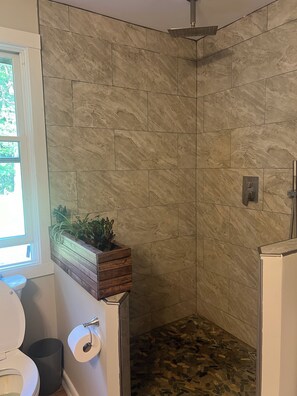 Een douche, een haardroger, handdoeken, zeep