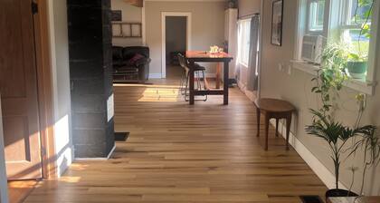 Cozy creekside retreat- 2mi to St. Lawrence River, 15mi to local Universities