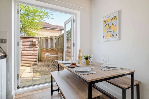 Spacious 4 Bedroom House With 2 Bathrooms & Parking