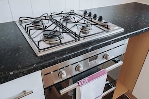 Geladeira, micro-ondas, fogão, cooktop