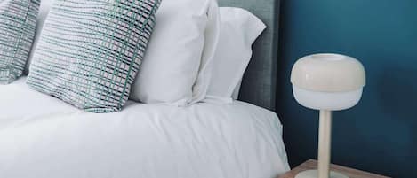 Tabla de planchar con plancha, wifi gratis y ropa de cama