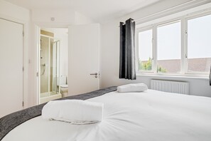 4 bedrooms, iron/ironing board, free WiFi, bed sheets - Modern & comfortable 4 bed house (Milton Keynes)