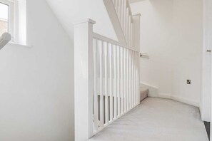 Interior - Spacious 4 Bedroom House With 2 Bathrooms and Parking (Milton Keynes)