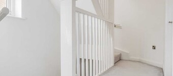 Spacious 4 Bedroom House With 2 Bathrooms & Parking