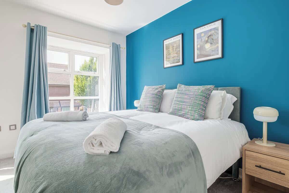 Iron/ironing board, free WiFi, bed sheets