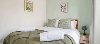 Spacious 4 Bedroom House With 2 Bathrooms & Parking
