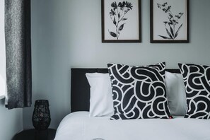Iron/ironing board, free WiFi, bed sheets - Spacious 4 Bedroom House With 2 Bathrooms and Parking (Milton Keynes)