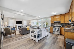 Fridge, oven, stovetop, coffee/tea maker