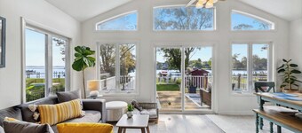 Charming 2-bedroom waterfront cottage in peaceful Stevensville with AC, WiFi