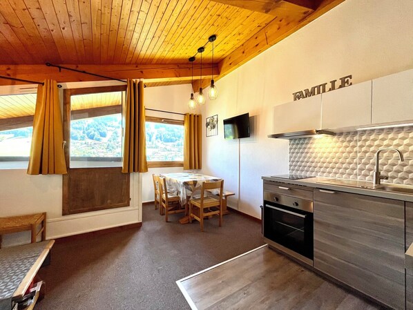 ثلاجة، ميكروويف، فرن، غسالة أطباق