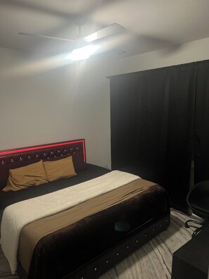 3 bedrooms, iron/ironing board, WiFi, bed sheets - The 3-bedroom Smart Townhome in beautiful Houston! (Houston)