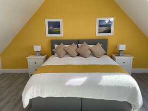 3 室のベッドルーム、デスク、アイロン / アイロン台、旅行用ベビーベッド