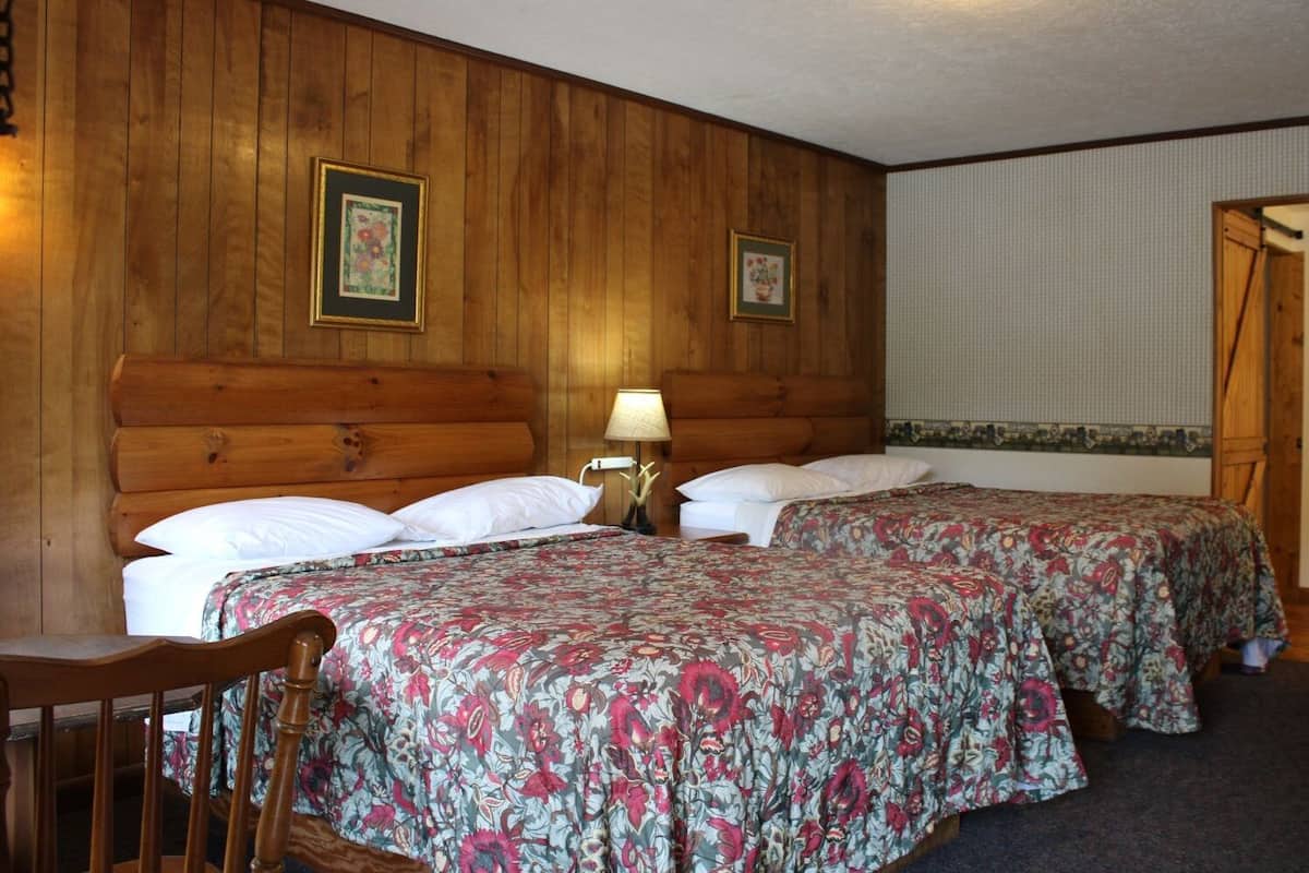 Room with Two Queen Beds - Pool View | Camas con pillow-top, tabla de planchar con plancha y wifi gratis