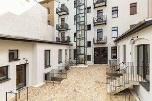 Exterior - Black White 44sqm 2room maisonette apt near center (Berlin)