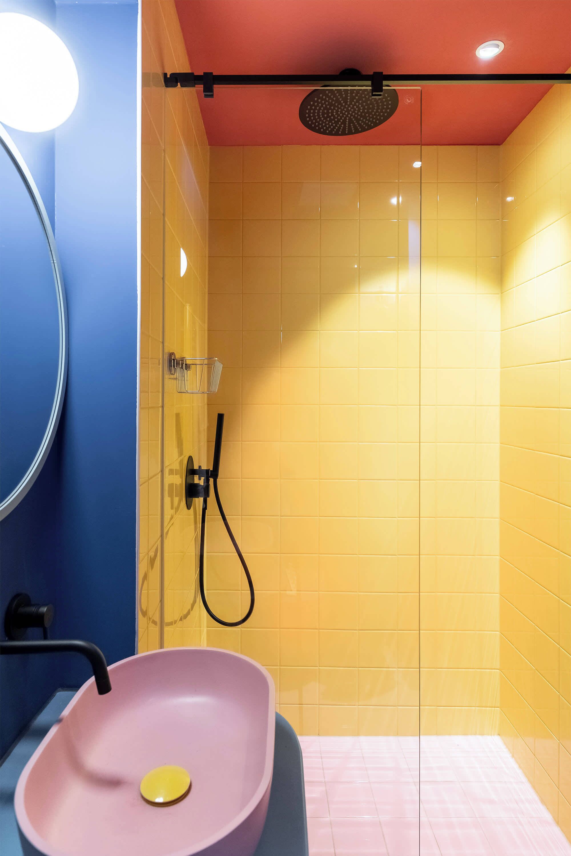 Chuveiro, secador de cabelo, shampoo 
