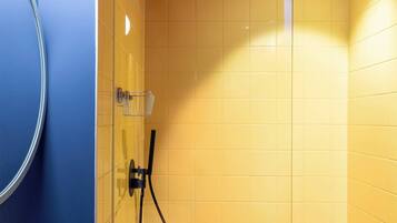 Chuveiro, secador de cabelo, shampoo
