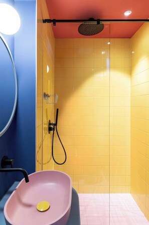 Dusche, Haartrockner, Shampoo