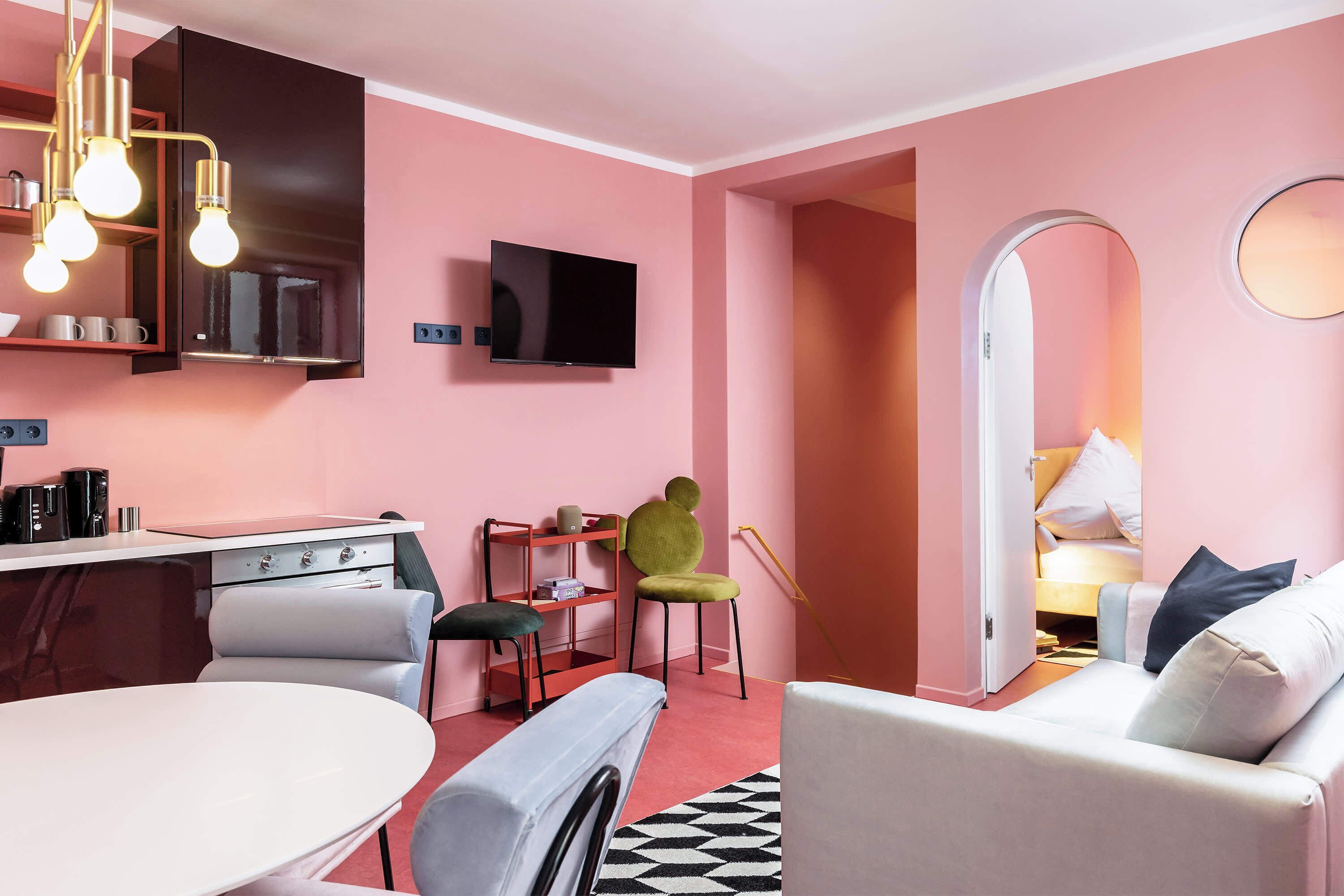 Fernseher, Bücher, Arbeitsbereiche