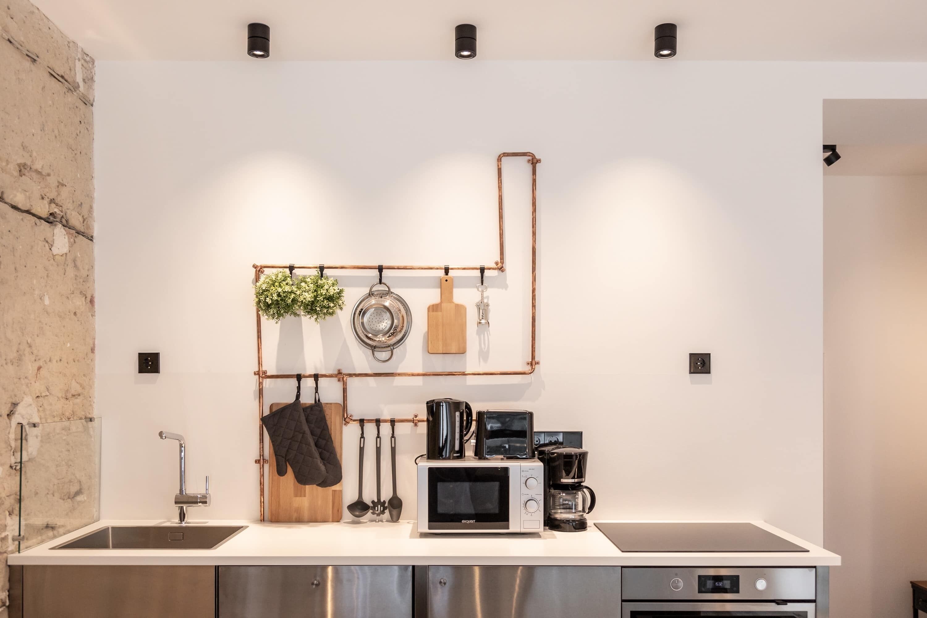 Réfrigérateur, micro-ondes, four, plaque de cuisson