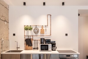 R éfrigérateur, micro-ondes, four, plaque de cuisson