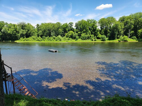 Riverfront Log Cabin on the Potomac River. Float, Fish or relax in the water.